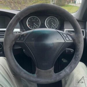 車用ステアリングホイールカバー 滑り止めスエードステアリングホイール編み BMW E60 セダン E61 ツーリング 530 523 523LI 525 520LI 535 545I用 部品 カス